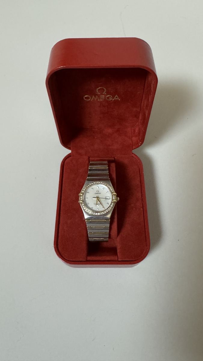 OMEGA CONSTELLATION. Montre bracelet de femme en acier et or 18K (750 millièmes), cadran nacre, index formés de 12 diamants taille brillant, – Image 3