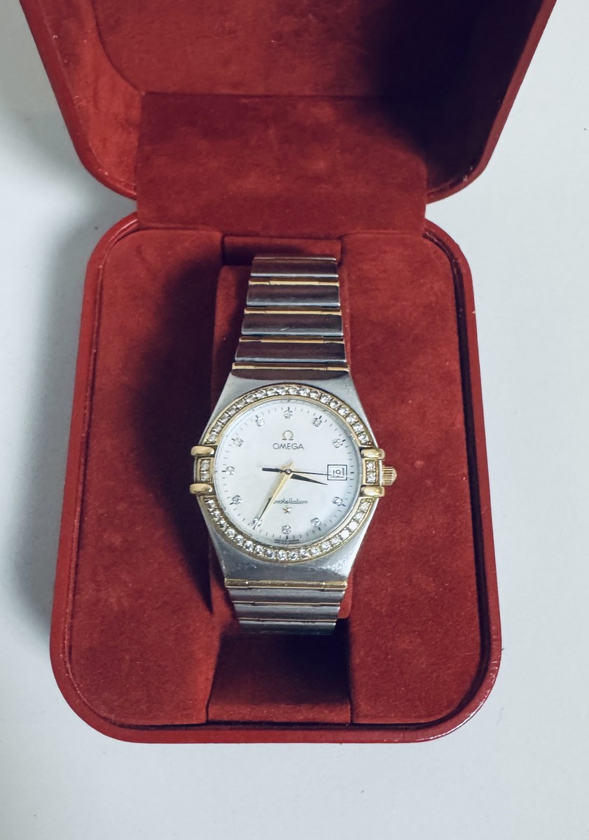 OMEGA CONSTELLATION. Montre bracelet de femme en acier et or 18K (750 millièmes), cadran nacre, index formés de 12 diamants taille brillant, – Image 4