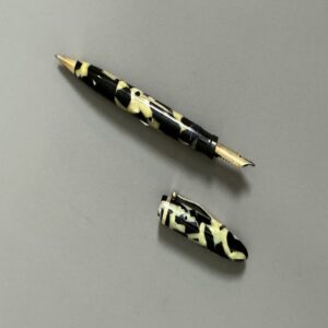 SHEAFFER’S – Rare Stylo double mine de plomb et plume en résine façon écaille de tortue, marbrée et noire, Edition limitée, numérotée 2527/6000, dans son coffret d’origine.