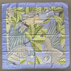 HERMES Paris. Carré en twill de soie modèle "Les perroquets". 90 x 90 cm (état d'usage).