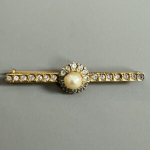 TRAVAIL DU XIXème SIECLE - BROCHE barrette en or jaune 18k (750 millièmes) ornée sur la partie centrale d’une perle bouton et de diamants brillantés taille ancienne,