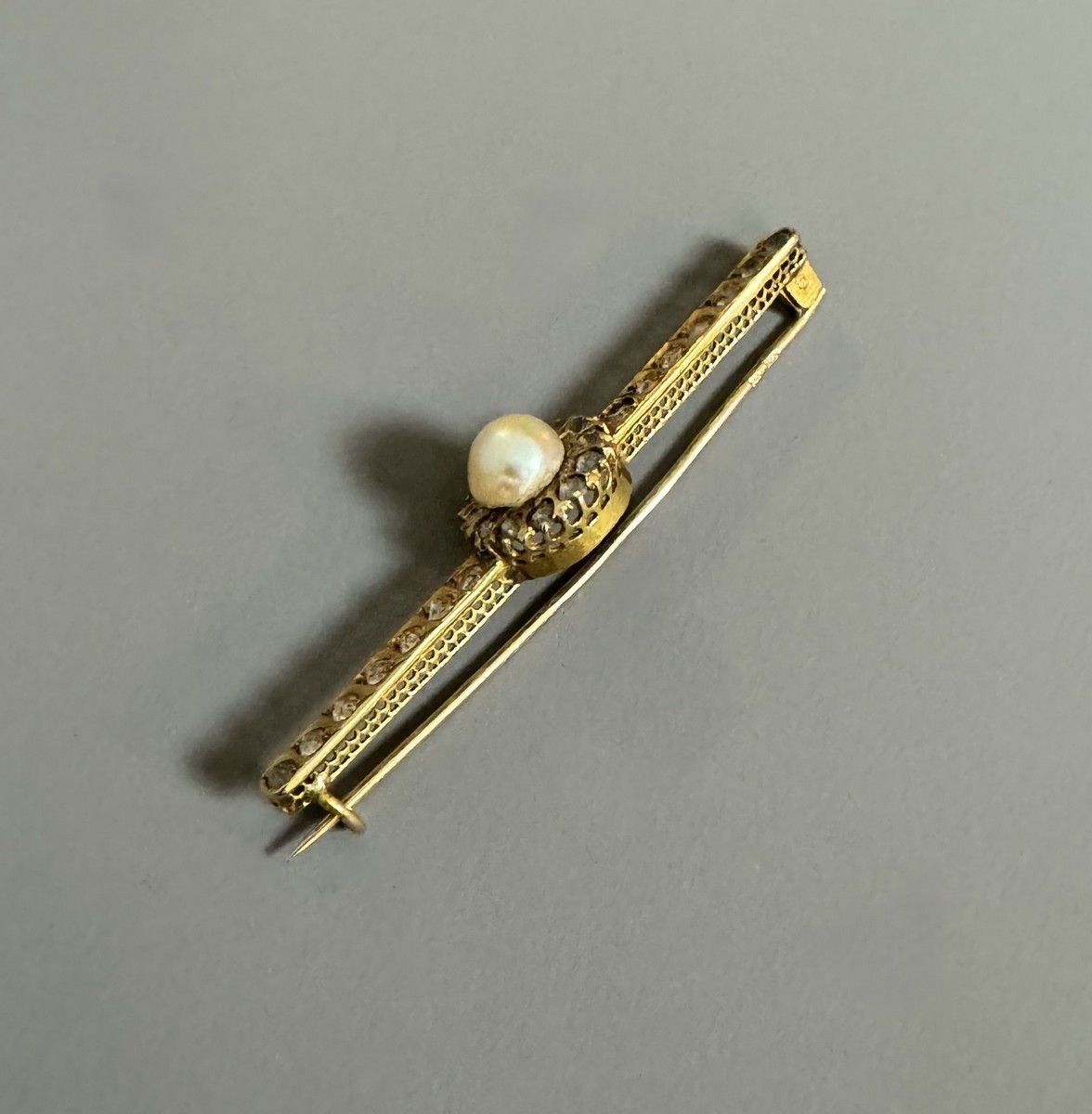 TRAVAIL DU XIXème SIECLE - BROCHE barrette en or jaune 18k (750 millièmes) ornée sur la partie centrale d’une perle bouton et de diamants brillantés taille ancienne, – Image 2