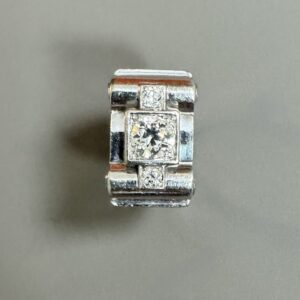 BAGUE TANK ANNEES 1940 en platine et diamants, présentant un diamant taille brillant ancienne de plus de 1,40 carats.