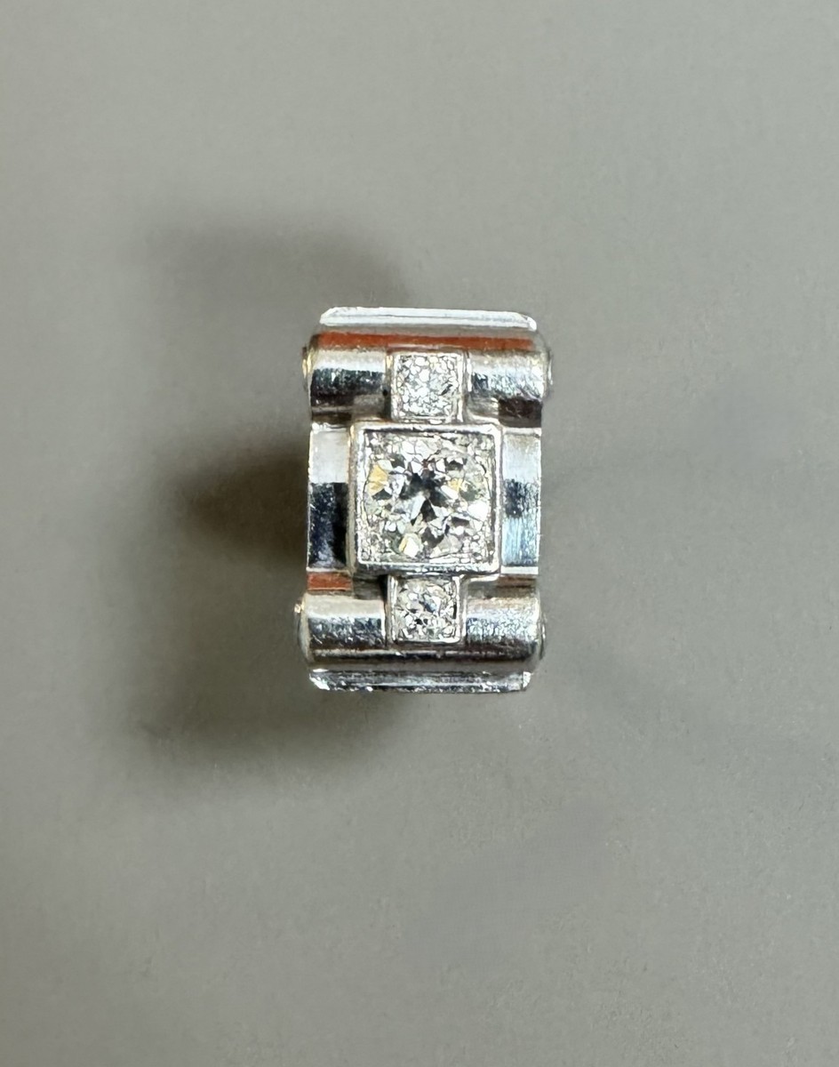 BAGUE TANK ANNEES 1940 en platine et diamants, présentant un diamant taille brillant ancienne de plus de 1,40 carats.