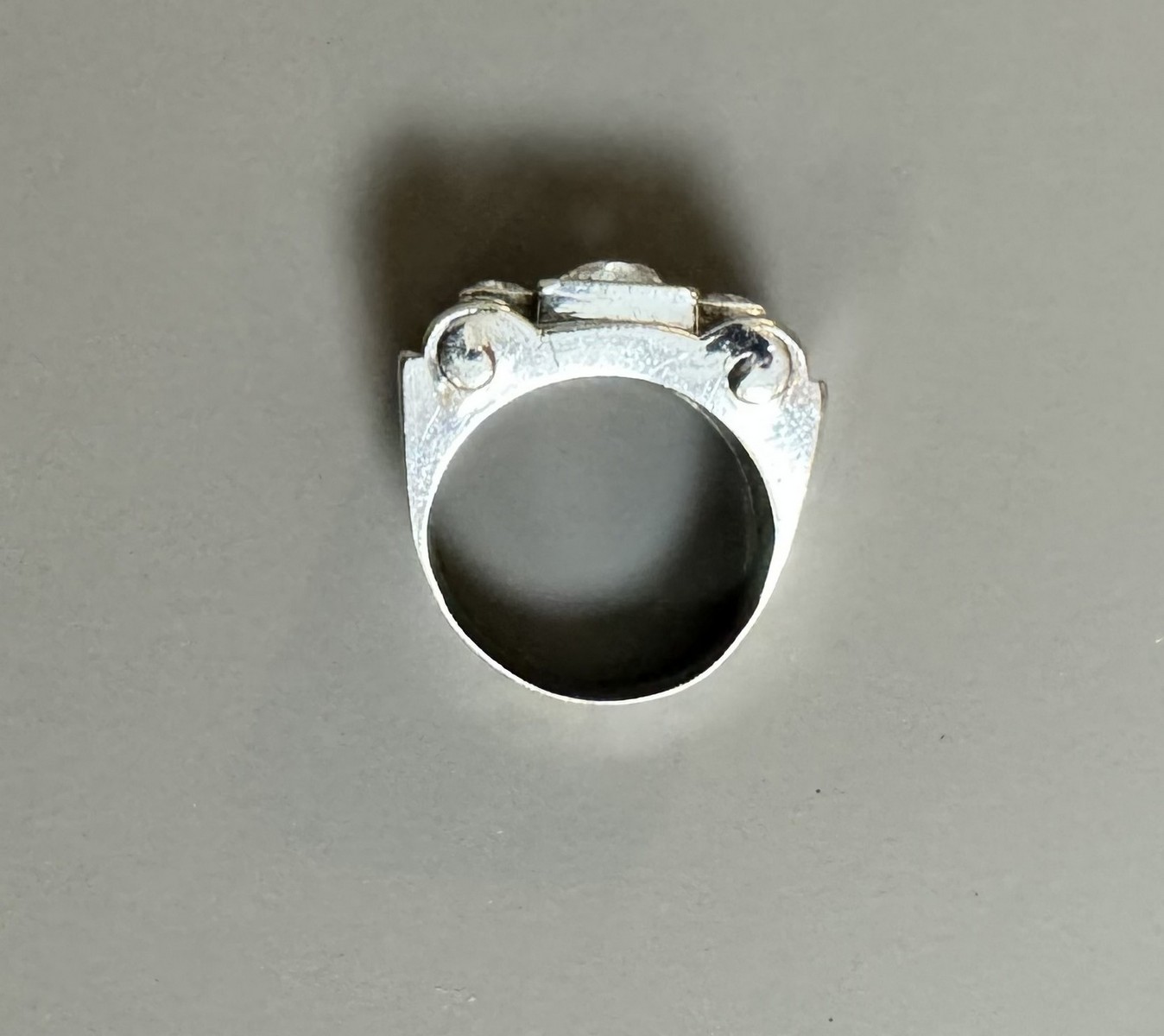 BAGUE TANK ANNEES 1940 en platine et diamants, présentant un diamant taille brillant ancienne de plus de 1,40 carats. – Image 2