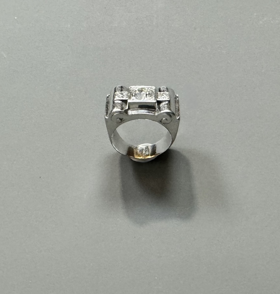 BAGUE TANK ANNEES 1940 en platine et diamants, présentant un diamant taille brillant ancienne de plus de 1,40 carats. – Image 3
