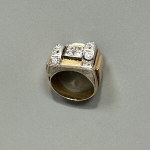 TRAVAIL ANNEE 40. BAGUE TANK en or jaune 18k (750 millièmes) à motifs de rouleaux et diamants taille ancienne.TDD.54 – Poids brut : 11 gr.