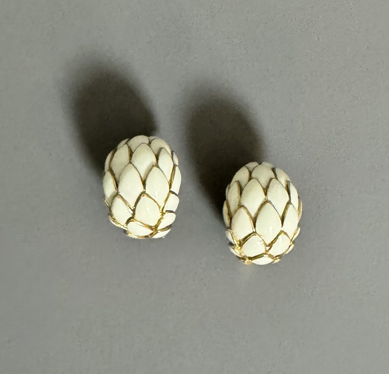 ROBERTO LEGNAZZI. ITALIE. RARE PAIRE DE BOUCLES D’OREILLES CLIP en or 18k et email. Hauteur: 3 cm – Largeur : 2,3 cm – Image 2