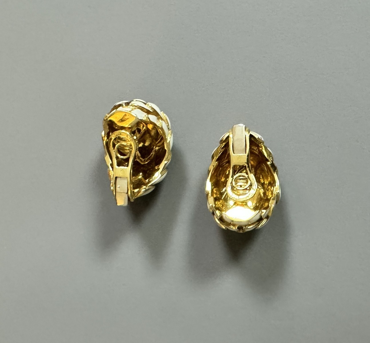 ROBERTO LEGNAZZI. ITALIE. RARE PAIRE DE BOUCLES D’OREILLES CLIP en or 18k et email. Hauteur: 3 cm – Largeur : 2,3 cm – Image 5