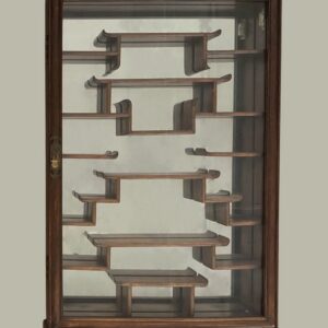 ASIE. Vitrine asiatique en bois exotique pour netsukés. 83 x 53 x 10 cm – Poid brut : 13,5 Kg.
