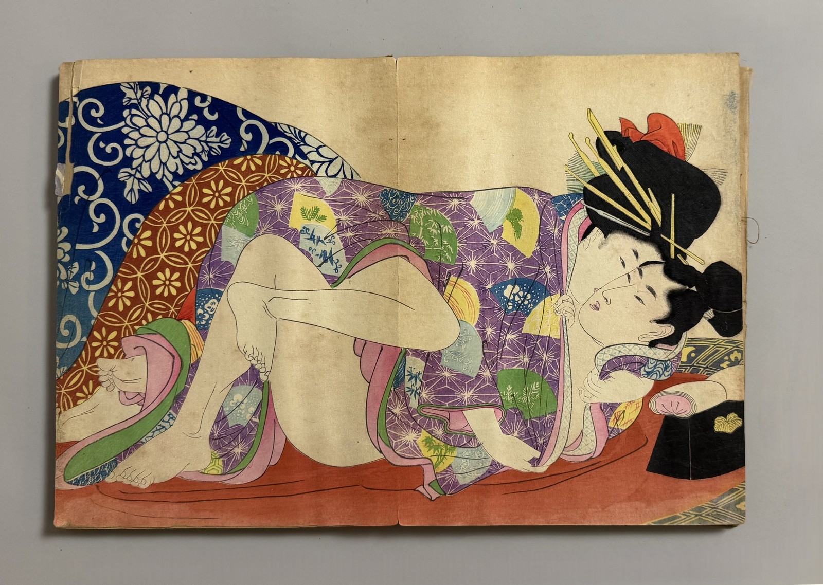 JAPON, ERE MEIJI (1868-1912). Album d’estampes érotiques (Shunga) en couleur, avec douze scènes différentes. Pages sans doute manquante remplacées,