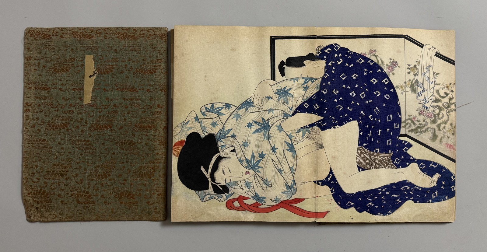 JAPON, ERE MEIJI (1868-1912). Album d’estampes érotiques (Shunga) en couleur, avec douze scènes différentes. Pages sans doute manquante remplacées, – Image 2