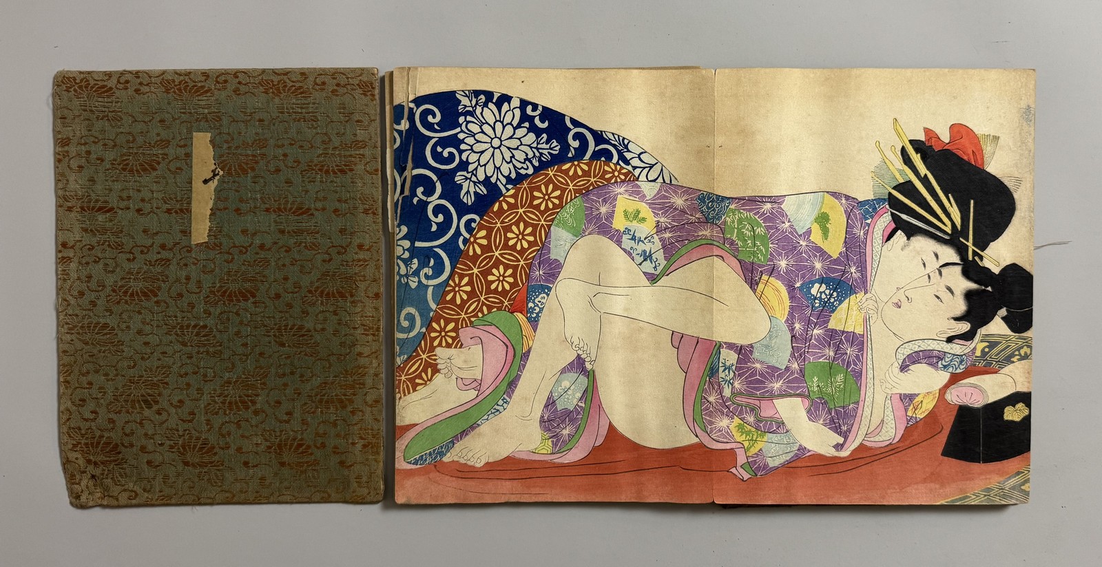 JAPON, ERE MEIJI (1868-1912). Album d’estampes érotiques (Shunga) en couleur, avec douze scènes différentes. Pages sans doute manquante remplacées, – Image 3