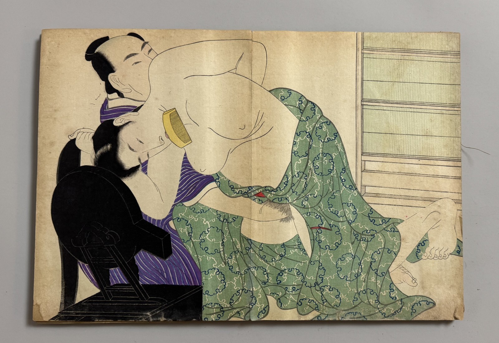 JAPON, ERE MEIJI (1868-1912). Album d’estampes érotiques (Shunga) en couleur, avec douze scènes différentes. Pages sans doute manquante remplacées, – Image 4