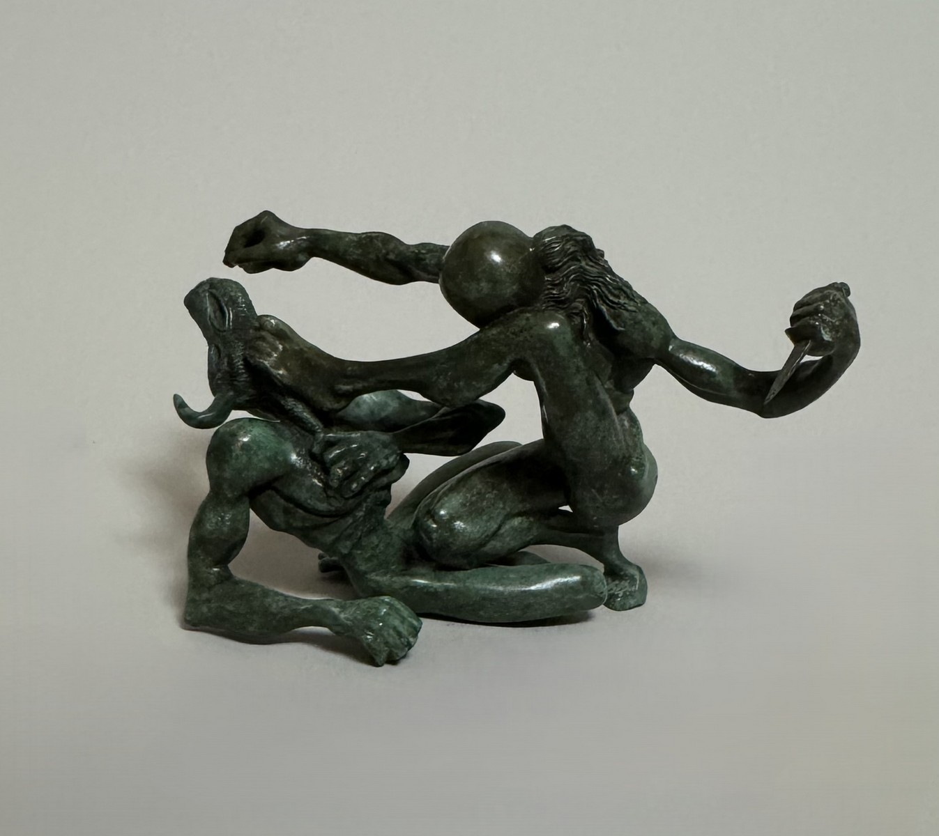 Salvador DALI (1904-1989). « Thésée terrassant le Minotaure » 1981. Rare sculpture en bronze à patine verte. Signé « Dali » à droite sur Thésée.