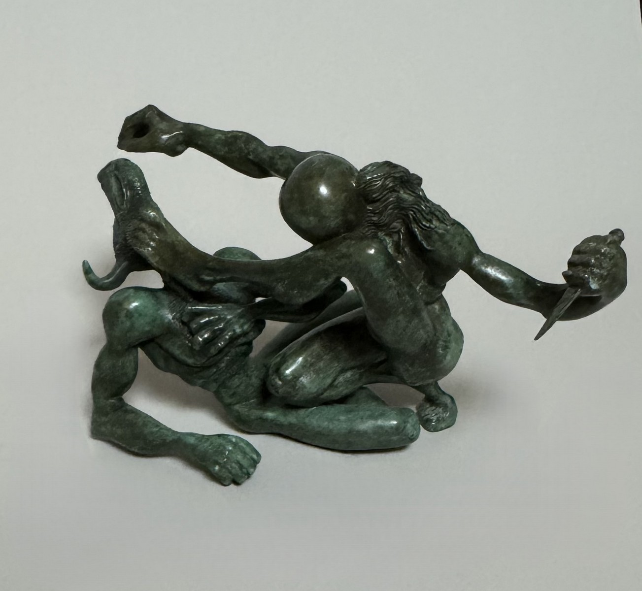 Salvador DALI (1904-1989). « Thésée terrassant le Minotaure » 1981. Rare sculpture en bronze à patine verte. Signé « Dali » à droite sur Thésée. – Image 2