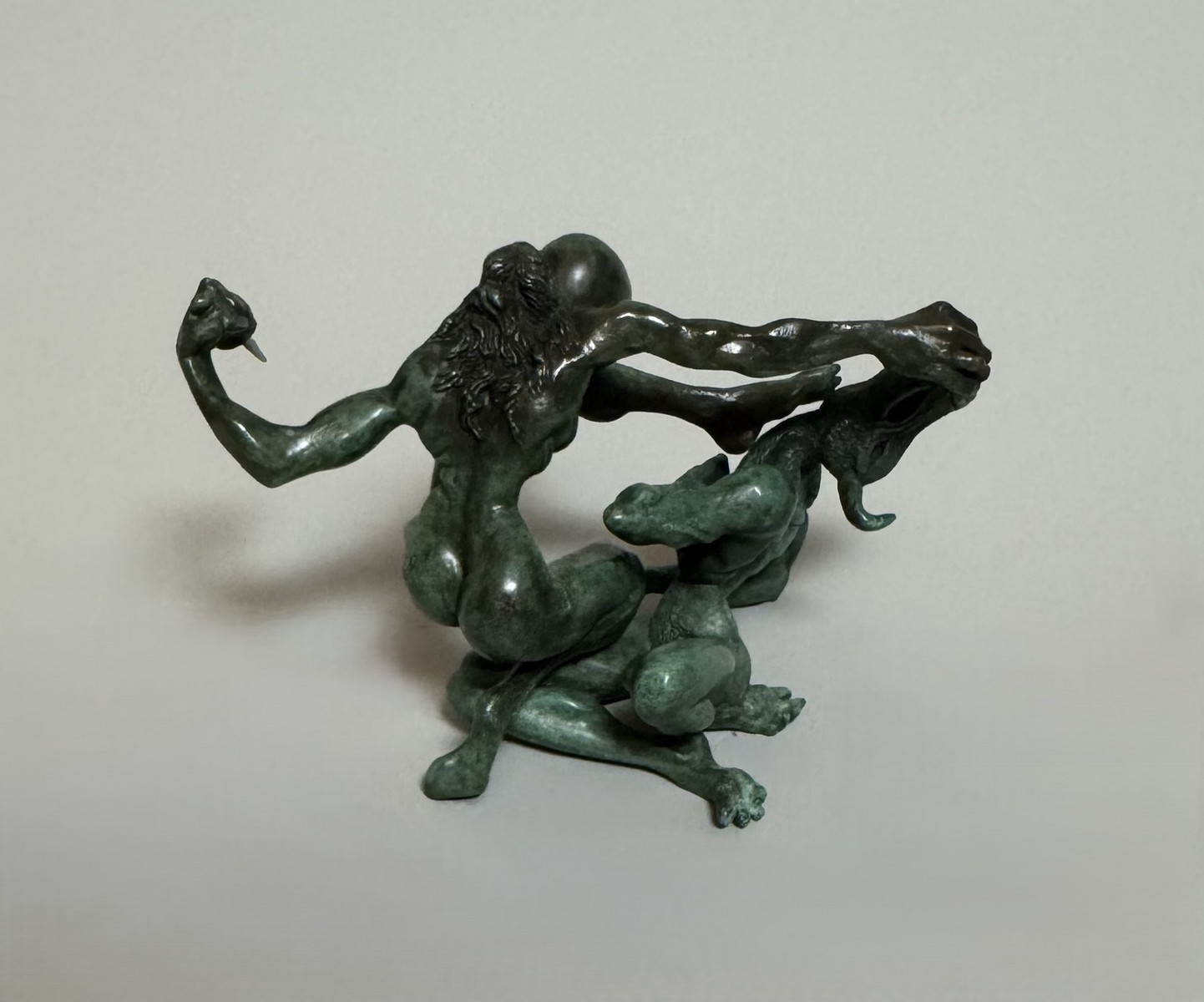Salvador DALI (1904-1989). « Thésée terrassant le Minotaure » 1981. Rare sculpture en bronze à patine verte. Signé « Dali » à droite sur Thésée. – Image 3