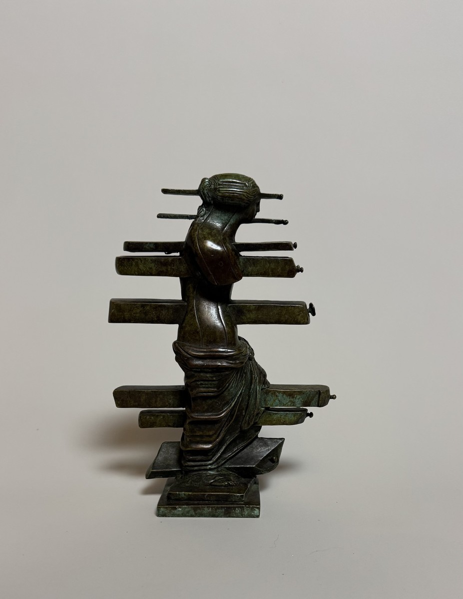 Salvador DALI (1904-1989). « Métamorphose topologique de la Vénus de Milo traversée par des tiroirs ». 1964. Bronze à patine brun vert Signé « Salvador Dali »