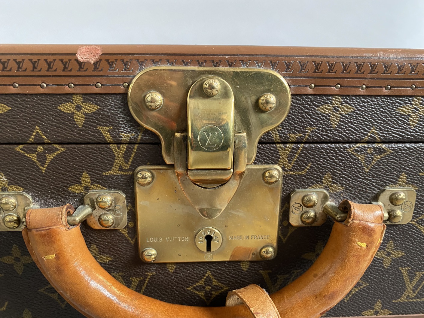 Sold at Auction: Louis Vuitton, Louis Vuitton, valise Bisten Toile enduite  monogrammée et cuir, intérieur e