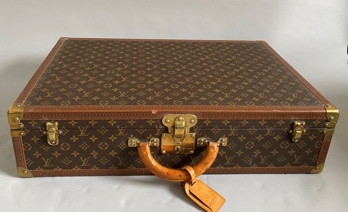 Sold at Auction: Louis Vuitton, Bisten, valise rigide Toile cirée