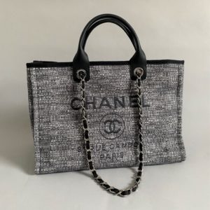 CHANEL – PETIT SAC en cuir – Louiza Auktion