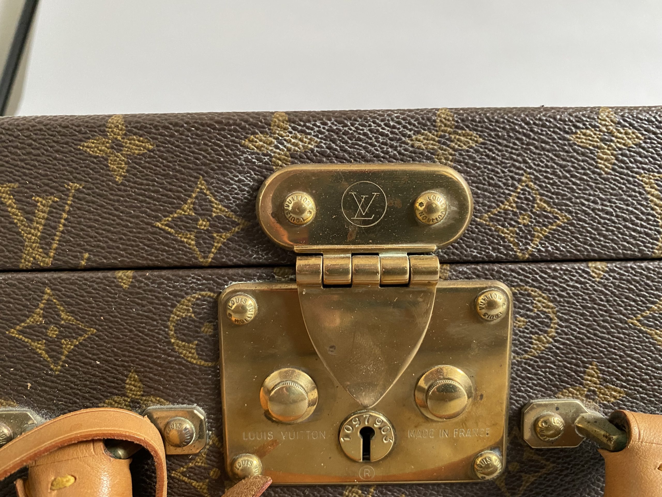 Louis VUITTON Valise de voyage rigide en cuir et toile …