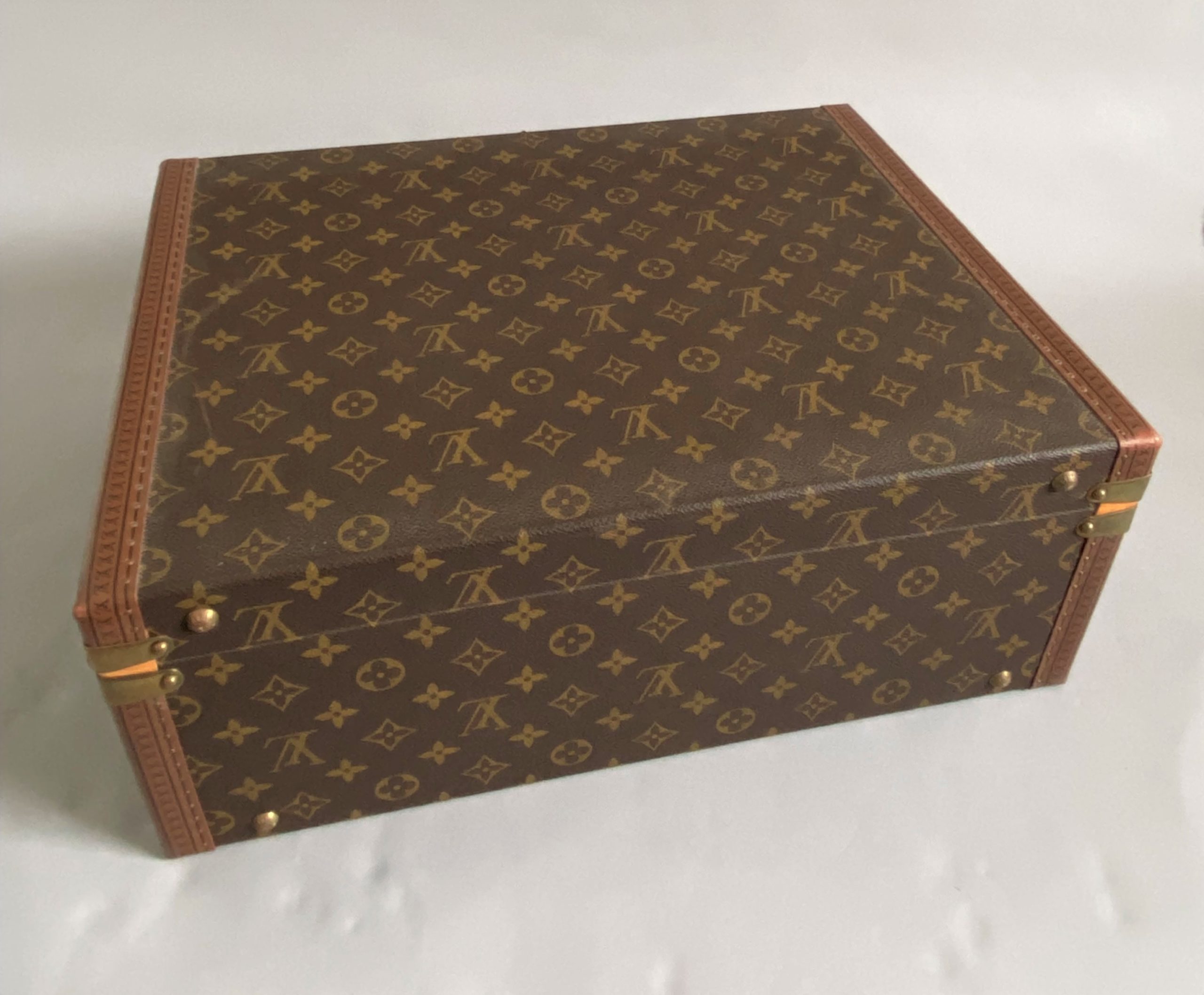 Sold at Auction: Louis Vuitton, Bisten, valise rigide Toile cirée