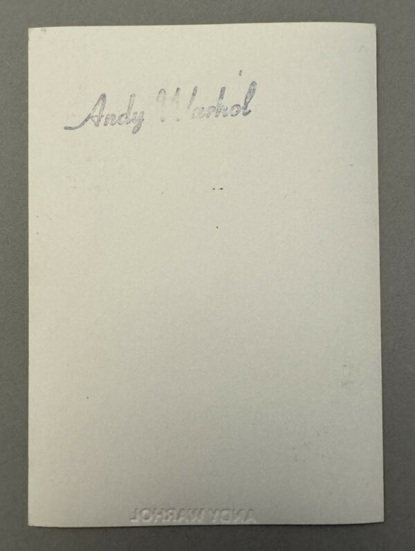 Andy WARHOL (1928-1987), Attribué à. Photographie argentique en noir et blanc, représentant Andy Warhol au déjeuner.   Signé au marqueur. Tampon de la signature « Andy Warhol » au dos de la photographie. Timbre sec en creux Andy Warhol. – Image 2