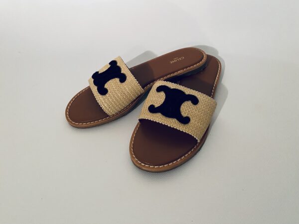 CELINE  Paire de sandales en raffia, cuir marron monogammé, et semelle caoutchouc.  T.38