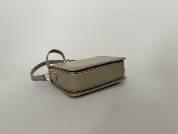 CELINE  Sac Triomphe en cuir vert-amande, petit modèle. Bandoulière cuir. Signé.  18,5 x 14 x 6 cm environ. Dans sa boîte d’origine et Dust bag. – Image 3