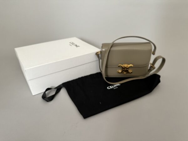 CELINE  Sac Triomphe en cuir vert-amande, petit modèle. Bandoulière cuir. Signé.  18,5 x 14 x 6 cm environ. Dans sa boîte d’origine et Dust bag. – Image 4