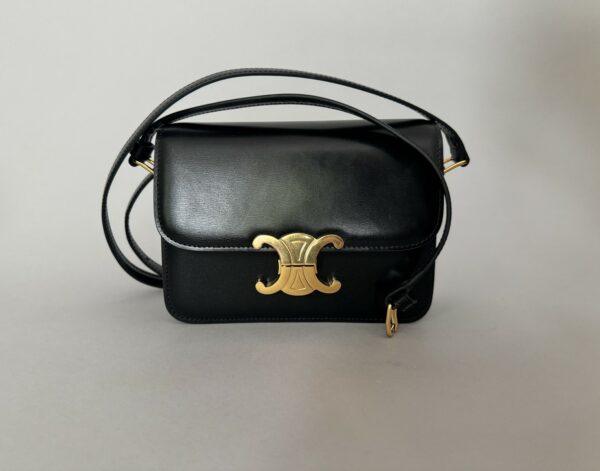 CELINE  Sac Triomphe en cuir noir, petit modèle. Bandoulière cuir. Signé.  18,5 x 14 x 6 cm environ. Dans sa boîte d’origine et Dust bag.