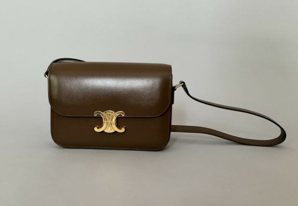 CELINE  Sac Triomphe en cuir marron, grand modèle, trois soufflets . Bandoulière cuir. Signé.  22 x 14 x 7 cm environ. Dans sa boîte d’origine et Dust bag.