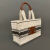 CELINE.<br>Sac cabas en cuir et tissu blanc et beu, porté main. - Image 3