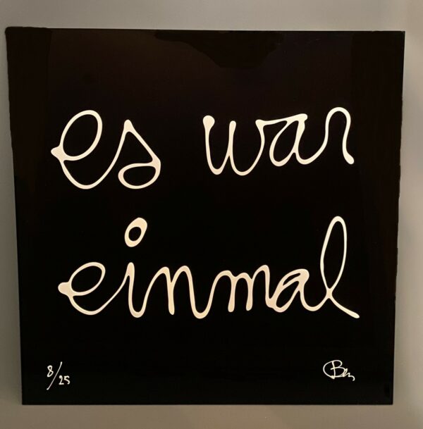 BEN (NE EN 1935) (BENJAMIN VAUTIER DIT)   « Es War Einmal » (Il était une fois). 2019. Bas relief en plexiglass noir et blanc.