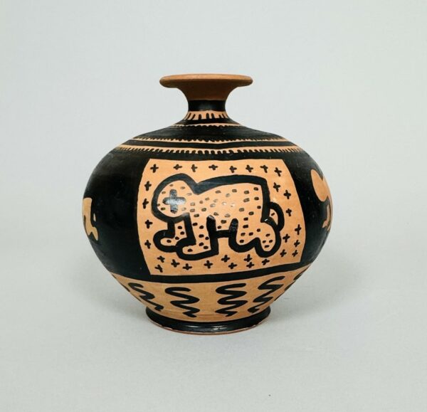 Keith HARING (1958-1990), Attribué à.  Vase balustre en terre cuite décorée de dessins au marqueur noir.
