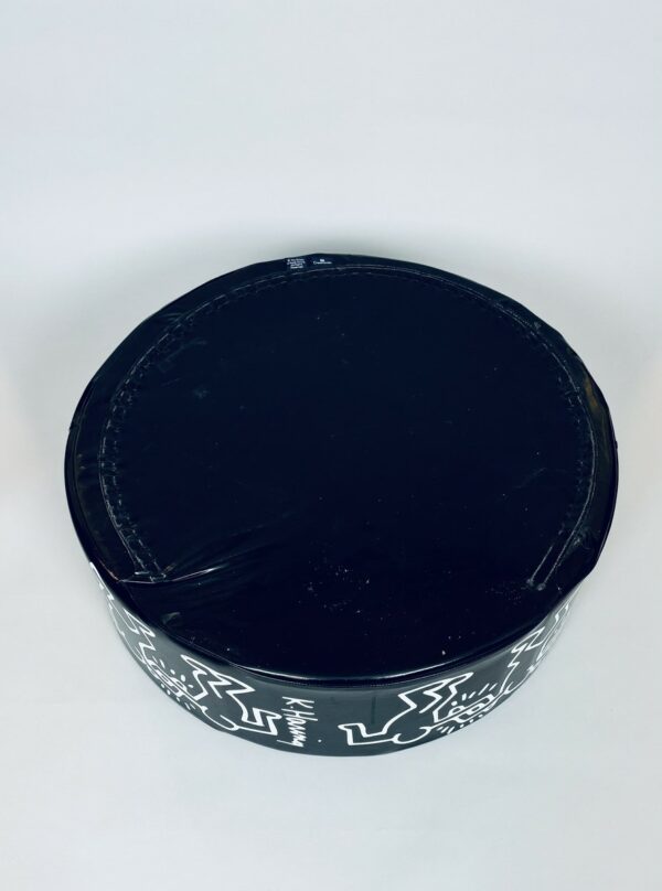 Keith HARING (1958-1990)  Pouf circulaire en mousse gainée de skaï noir orné d'un personnage stylisé blanc – Image 5