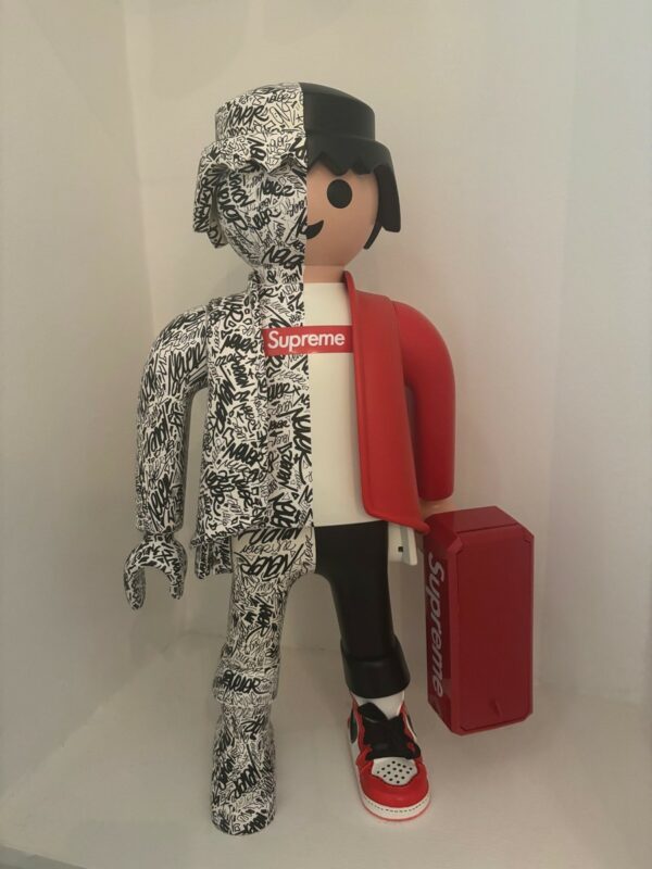 NEVER (Né en 1978) et SAWY.  PLAYMOBIL XXL SUPREME TAG, 2024.