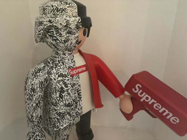 NEVER (Né en 1978) et SAWY.  PLAYMOBIL XXL SUPREME TAG, 2024. – Image 2