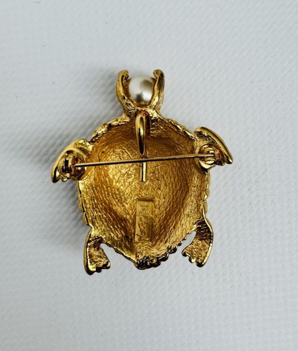 YVES SAINT LAURENT. Broche-pendentif en métal doré, ciselé et perle d’imitation, figurant une tortue. Signé. - Image 2