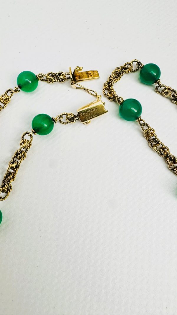 BOUCHERON SAUTOIR en or jaune (750 millièmes) torsadé alterné de perles en chrysoprase. Agrémenté d’un fermoir à cliquet invisible signé et numéroté. Travail français, vers 1970. - Image 3