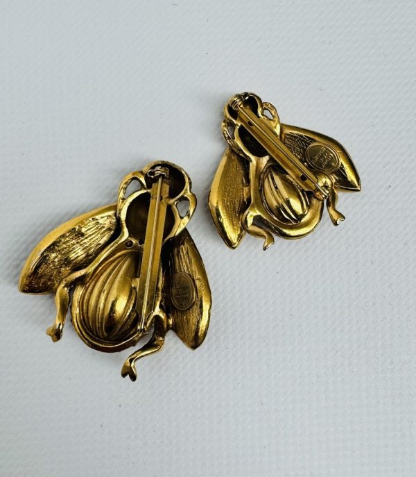 CHRISTIAN DIOR -Deux broches en métal doré et strass figurant une petite et une grande abeille. Signé.4,8 x 4,5 cm – 3,8 x 3,6 cm - Image 2