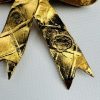 SAINT LAURENT RIVE GAUCHE Broche-pendentif en métal doré, ciselé et strass, figurant un nœud. Signé. – Image 2