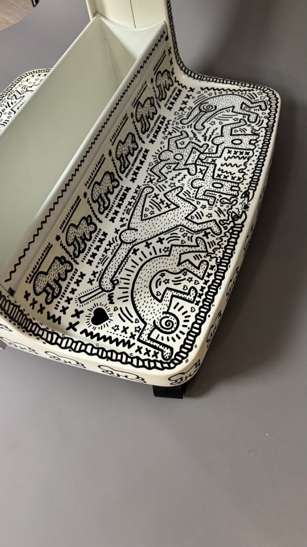 Keith HARING (1958-1990), Attribué à.  Table sur roulettes Pop Shop ,1990. - Image 5