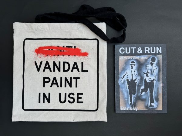 BANKSY (Né en 1974)  Livre et son Tote bag par BANKSY vendu lors de l’exposition Banksy, Glasgow,2023 - Gallery of Modern Art.