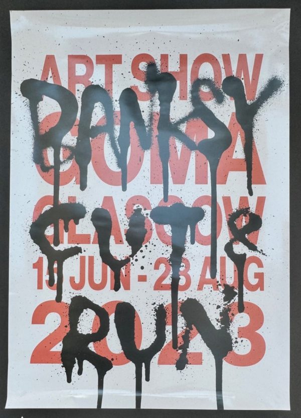 BANKSY (Né en 1974).  Lot de deux Affiches par BANKSY vendu lors de l’exposition Banksy, Glasgow, 2023-Gallery of Modern Art. – Image 3
