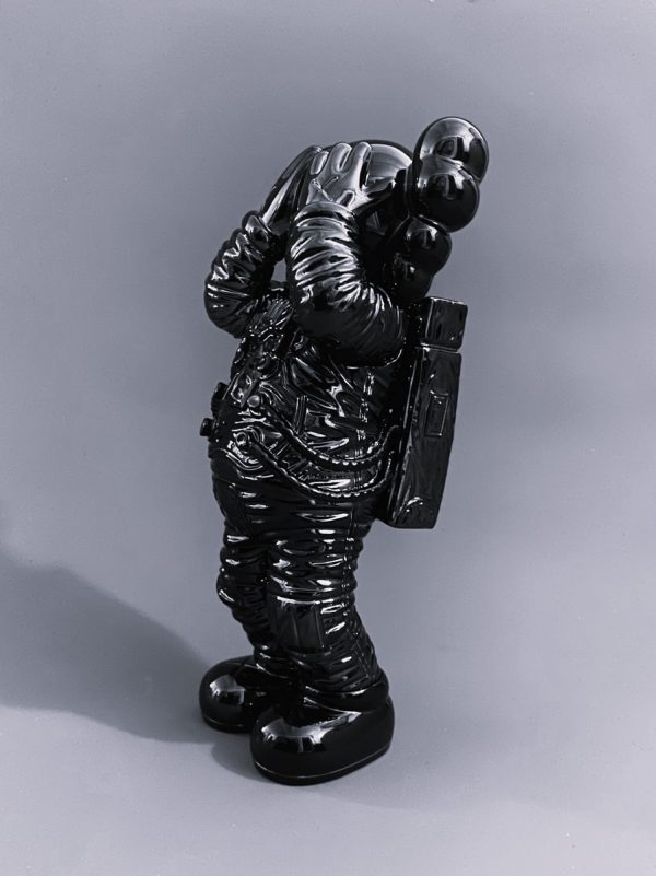 KAWS (Américain - Né en 1974) (D’Après)  Holiday Space (Silver Black) – Image 2