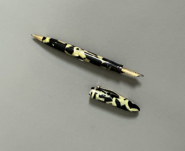 SHEAFFER’S – Stylo mine de plomb et plume en résine façon écaille de tortue, marbrée et noire, Edition limitée , numérotée 2527/6000, dans son coffret d’origine.
