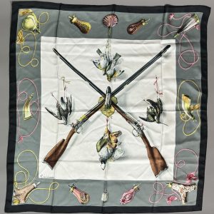 HERMES Paris. Carré en twill de soie modèle "Chasse à vol ". Signé Henri de Linarès . 84 x 84n cm (état d'usage).