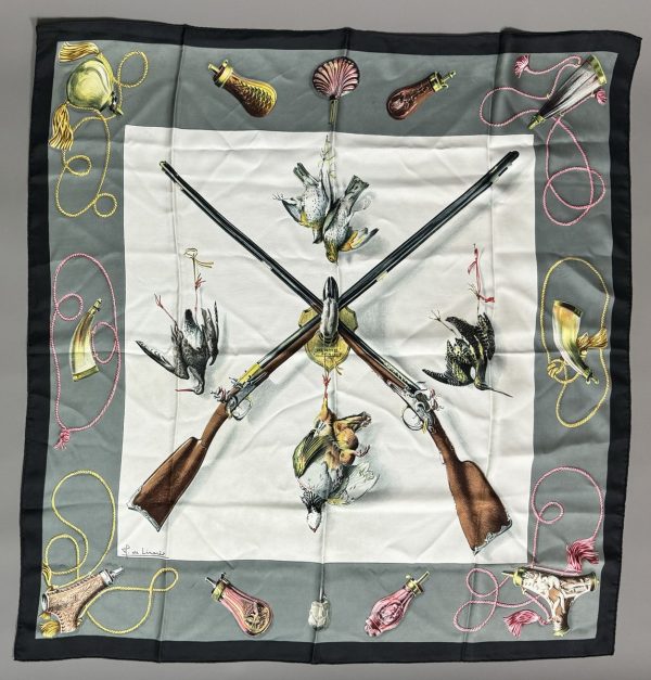 HERMES Paris. Carré en twill de soie modèle "Chasse à vol ". Signé Henri de Linarès . 84 x 84n cm (état d'usage).